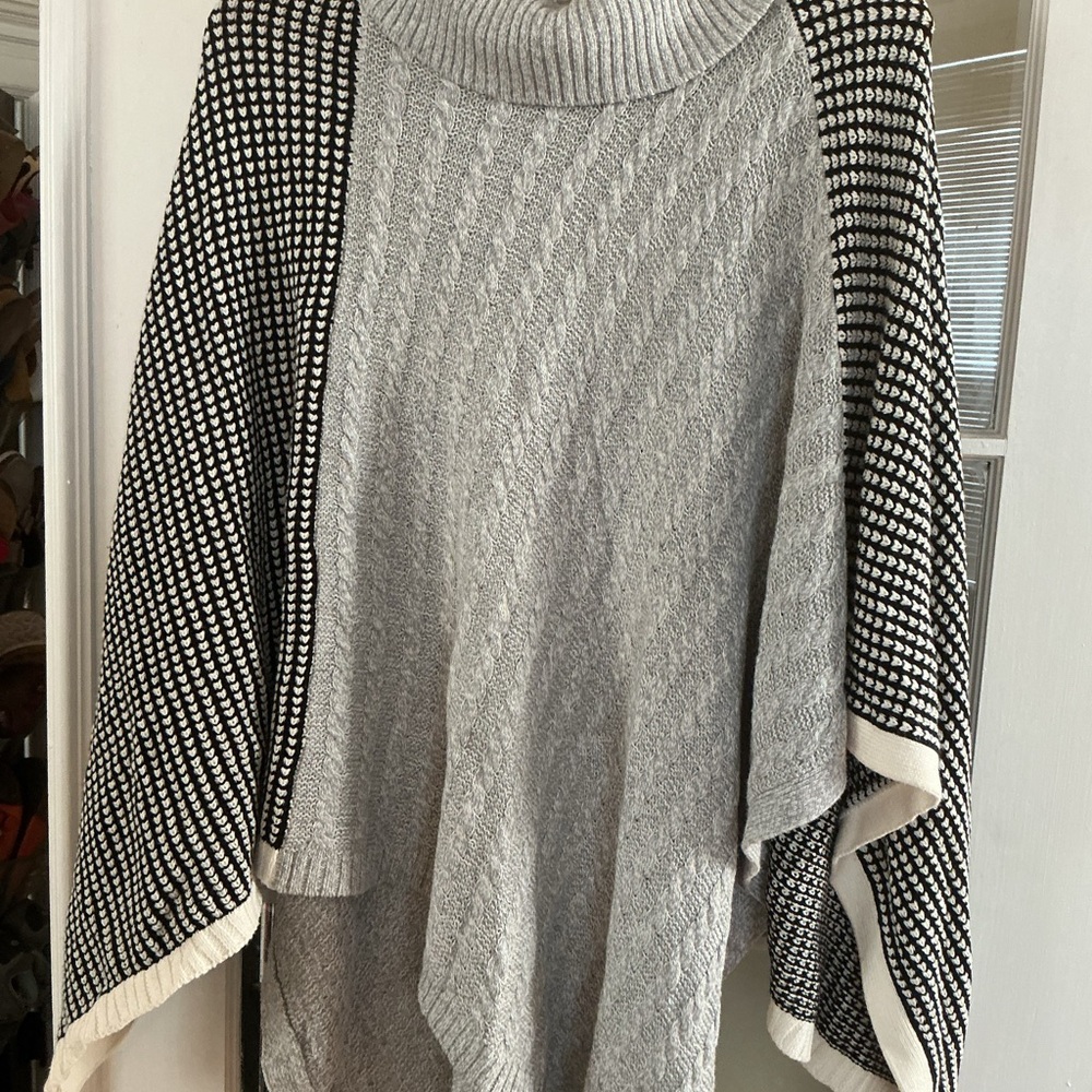 Two by Vince Camuto Gray & Black white Women's Poncho Sweater Size Small-Medium